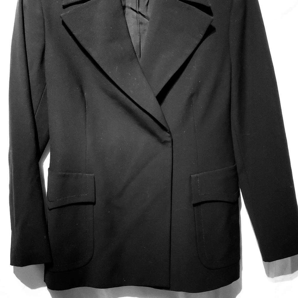 Womans Gucci blk blazer goes with everything and anything its a must have